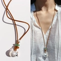 Collier rétro pendentif pot à lait argenté avec perle verte sur long cordon marron - Théière Vintage (1060)