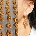 Boucles d'oreilles créoles doubles en or martelé avec design torsadé et vue sur mannequin - Or