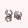 Boucles d'oreilles créoles en argent avec texture lave et anneaux martelés entrelacés - Or blanc