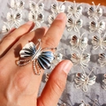Bague papillon argentée ajustable avec ailes 3D portée sur l'index de la main - Ouverture Réglable / Argent