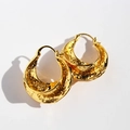 Pendientes de aro dorados retro con textura martillada vintage sobre fondo blanco - Dorado