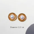 Orecchini vintage in pizzo dorato con perla quadrata e diametro di 2,3 cm circa - Stile 4 (Perno Argento 925 Piccolo Viola Cangiante)