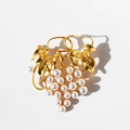 Elegante broche de uvas de latón dorado con perlas blancas y hojas con texturas - Blanco