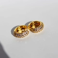 Elegante vergulde oorringen met dubbele rij zirkonia en een handige kliksluiting - Goud