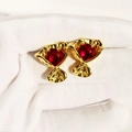 Orecchini a lobo creativi a fiore dorato con zircone rosso e design plissettato - Rosso