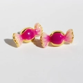 Süße rosa Emaille-Bonbon-Ohrstecker mit Goldbasis auf sauberem weißem Hintergrund - Rosafarbene Emaille Bonbon Ohrstecker