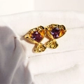 Orecchini a fiore dorati con zircone viola e design plissettato ispirato alle caramelle - Viola