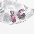 Eleganti orecchini a C in argento con zirconi rosa rettangolari incastonati a griffe - Oro Bianco
