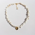 Collana di pietre bianche irregolari con ciondolo a cuore dorato e zircone - Howlite