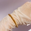 Vergoldetes Messing-Armreif mit Schlangenglied-Struktur und polierter Oberfläche - Cuff Bracelet / Gold