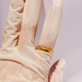 Polierter, vergoldeter Schlangenknochenring aus Messing mit gerippter Textur und Design - Offener Ring (Verstellbar) / Gold