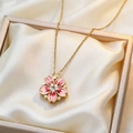Elegante gouden kersenbloesem ketting met roze bloemblaadjes en kristallen op zijden satijn - Perzikbloesem Ketting