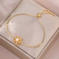 Eleganter goldener verstellbarer Armreif mit Blumenanhänger, rosa Steinen und Perle - Rosa Gold Gänseblümchen Armband