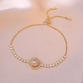 Detail van een draaibare zonnebloem armband met zirkonia en verstelbare gouden ketting - Zirconia Draaiende Armband (TS199)