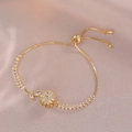 Dettaglio del bracciale dorato regolabile con fiore rotante in zircone e chiusura a scorrimento - Bracciale a Girasole (TS0532) / Bianco