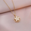 Gros plan détaillé d'un pendentif fleur de bauhinia rotatif doré serti de zircons - X0932 Fleur Rotative Couleur Or
