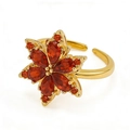 Verstellbarer goldener Blumenring mit roten birnenförmigen Edelsteinen und Design - Orange-Rotes Ahornblatt Verstellbarer Ring (J0193-枫叶戒指-1)