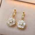 Gros plan de boucles d'oreilles fleur plaqué or serties de zircones étincelants - Boucles d'oreilles (E0216-1)