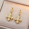 Goldene Kreuz-Huggie-Ohrringe mit weißen Zirkonia-Akzenten im floralen Gothic-Stil - Lilienkreuz Strass Ohrringe (E0103)