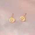 Dettaglio orecchini a fiore dorati con petali di opale giallo e strass su seta rosa - Stile Fiore Effetto Opale Giallo (E1143) / Oro