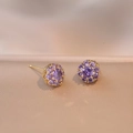 Détails macro de boucles d'oreilles fleurs dorées serties de cristaux de zircone violets - Boucles d'Oreilles Fleur Violette (E0074)