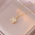 Titaniumstalen ketting met roterende bloem en witte zirkonia op een gouden achtergrond - Draaiende Bloem Ketting