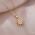 Collar de titanio dorado con colgante de flor rosa giratoria y detalles de circón - Estilo de pétalo giratorio rosa (X3848)