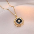 Collier doré avec pendentif œil maléfique en émail noir sur fond de tissu de soie beige - X1092-yeux Dorés