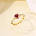 Primer plano de un anillo de rubí con forma de corazón y halo de diamantes en oro - Oro Rojo (J0233-7)