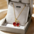 Collana in acciaio al titanio con pendente a ciliegia rossa e foglia scintillante su base - Collana di Ciliegie (X0097)