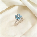 Anello floreale rotante con pietre occhio di gatto blu e zircone su sfondo di seta - Fiore Occhio di Gatto Blu Chiaro Argento (J0355)