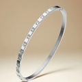 Minimalistische open armband van titaniumstaal met ingelegde stenen en een geometrisch design - Staal Kleur Armband (44-C-8)