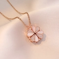 Nahaufnahme der roségoldenen Magnet-Kleeblatt-Halskette mit Diamanten auf Seide - X0195 - Roségold - 3