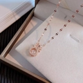Elegante collana in oro rosa con ciondolo a corna di renna e pietra centrale lucida - Stile Corna Danzanti (X0497) / Oro rosa
