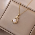 Collana cuore dorata con perla e piccola corona su fodera di portagioie beige - Collana a Cuore (X0314)