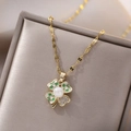 Collana a quadrifoglio in titanio placcato oro con perla e cristalli di zircone lucidi - Smeraldo a scacchi oro (X0421)