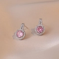 Orecchini a fiore con zircone rosa e placcatura argento su sfondo in seta champagne - Stile floreale con zirconia rotonda rosa (E0043)