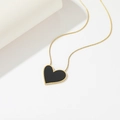 Primer plano del colgante de corazón con incrustación negra y cadena de serpiente dorada - Collar de Corazón Negro (T0029)