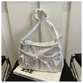 Dettaglio borsa a pieghe in raso bianco con fiocco decorativo e manico arricciato - Bianco