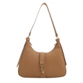 Bolso hobo minimalista de cuero camel con gancho de metal dorado y correa larga - Caqui