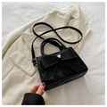 Sac à main élégant en velours noir avec grand nœud et cristal en cœur sur fond de costume - Noir