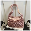 Dettaglio della borsa in raso rosa con manico scrunchie e fiocco decorativo a coulisse - Rosa