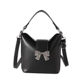 Bolso cubo de cuero negro con lazo de metal plateado y correa de hombro ajustable - Negro