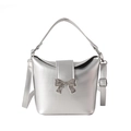 Bolso cubo plateado con lazo, acabado metálico y correa de hombro ajustable - Plateado