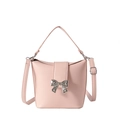 Bolso cubo rosa de cuero con lazo de metal plateado y correa de hombro ajustable - Rosa