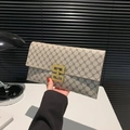 Elegante borsa a busta con motivo monogramma e chiusura in metallo dorato per donna - Stile Chiusura a Busta (9010) / Monogramma Cachi