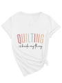 T-shirt bianca con scollo a V e stampa grafica 'QUILTING is kinda my thing' in cotone - S / Bianco