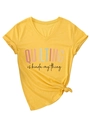 Dettaglio maglietta gialla con scollo a V, stampa QUILTING e nodo frontale alla moda - S / Giallo