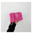Sac bandoulière matelassé magenta avec chaîne dorée et breloque à pompon métallique - Rose rouge