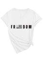 Dettaglio di una t-shirt bianca con scollo a V, stampa Freedom Charlie Kirk e morbido cotone - S / Bianco (Stampa Nera)